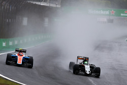 Esteban Ocon, Manor Racing MRT05 et Nico Hulkenberg, Sahara Force India F1 VJM09