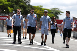 Pascal Wehrlein, Manor Racing walks the circuit with the team