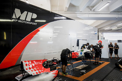 Monteurs prepareren de wagen van Sergio Sette Camara, MP Motorsport