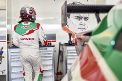 Michelisz Norbert a Honda garázsában