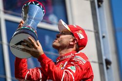 Podyum: Yarış galibi Sebastian Vettel, Ferrari
