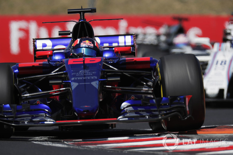 Daniil Kvyat, Scuderia Toro Rosso STR12, levanta una rueda sobre un bordillo