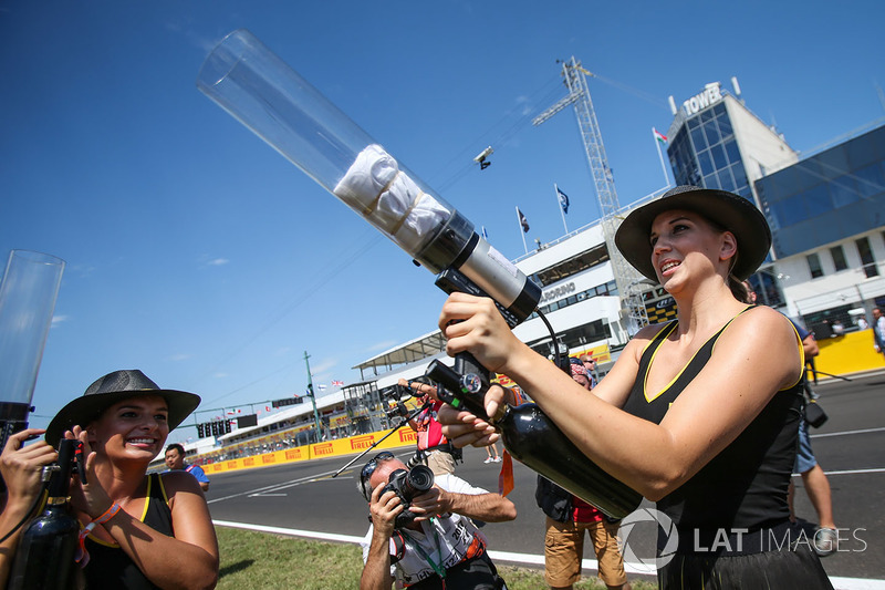 Chica de la parrilla dispara camisetas a la multitud con un arma t-shirt