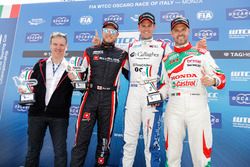 Podio: il vincitore della gara Tom Chilton, Sébastien Loeb Racing, Citroën C-Elysée WTCC, il secondo clasificato Rob Huff, All-Inkl Motorsport, Citroën C-Elysée WTCC, il terzo classsificato Tiago Monteiro, Honda Racing Team JAS, Honda Civic WTCC