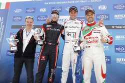 Podium: 1. Tom Chilton, Sébastien Loeb Racing, Citroën C-Elysée WTCC; 2. Rob Huff, All-Inkl Motorspo