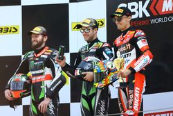 Podium : le vainqueur Jonathan Rea, Kawasaki Racing, le deuxième Tom Sykes, Kawasaki Racing, le troisième Chaz Davies, Ducati Team