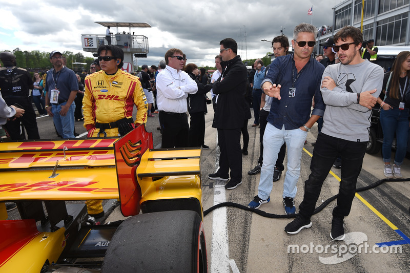 Gil de Ferran dan Fernando Alonso mengamati mobil di grid