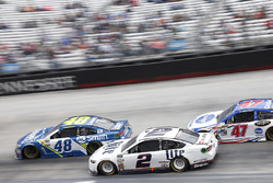 Brad Keselowski, Team Penske Ford, Jimmie Johnson, Hendrick Motorsports Chevrolet