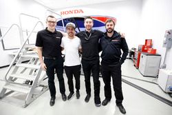 Fernando Alonso dans le simulateur Honda Performance Development avec des ingénieurs