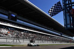 Valtteri Bottas, Mercedes AMG F1 F1 W08 toma la bandera a cuadros