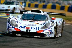 Allan McNish, Laurent Aiello, Stéphane Ortelli, Porsche 911 GT1-98