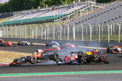 Richard Verschoor, MP Motorsport, Thomas Maxwell, Tech 1 Racing, Alex Peroni, Fortec Motorsports crash
