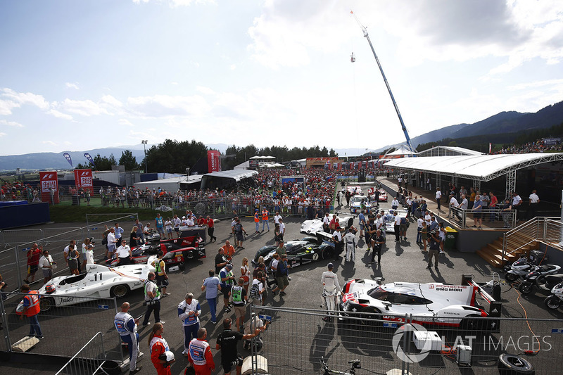 Plusieurs voitures d'Endurance, notamment une Porsche 936 et une Porsche 919