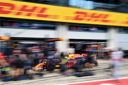 Max Verstappen, Red Bull Racing RB13 pitstop