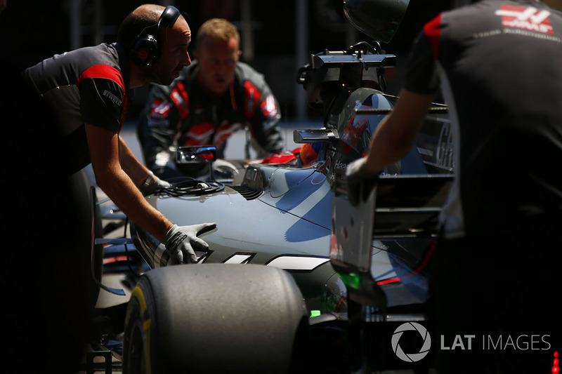 Haas F1 Team mühendisleri ve Romain Grosjean, Haas F1 Team VF-17