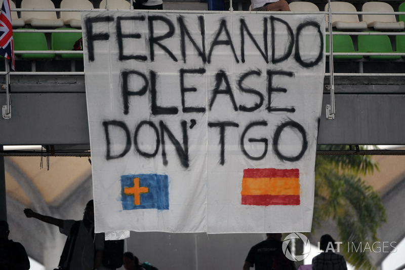 Fans muestran una pancarta "Fernando please don't go" para Fernando Alonso, McLaren