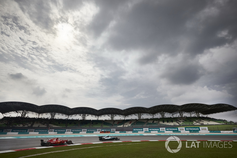 Valtteri Bottas, Mercedes AMG F1 W08, Kimi Raikkonen, Ferrari SF70H