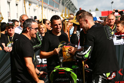 Pere Riba avec le vainqueur de la course et Champion du monde 2017 Jonathan Rea, Kawasaki Racing