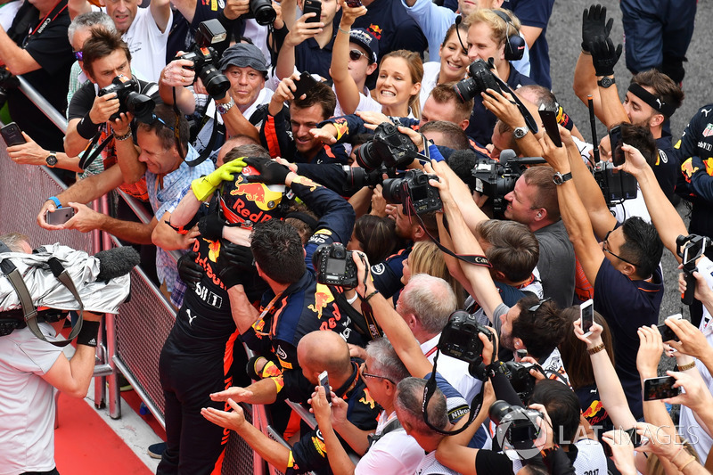 Pemenang balapan Max Verstappen, Red Bull Racing merayakan kemenangan bersama timnya