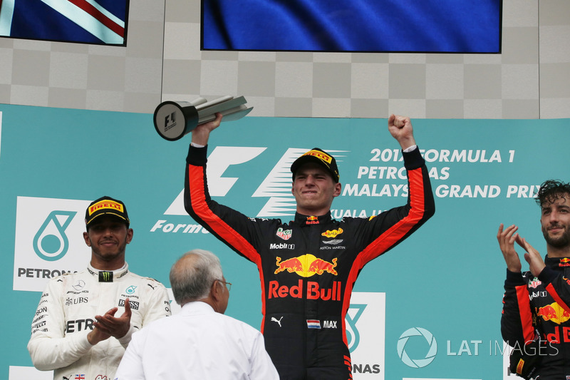 Podium: Pemenang balapan, Max Verstappen, Red Bull Racing menerima trofi