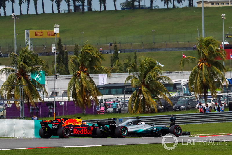Daniel Ricciardo, Red Bull Racing RB13 e Valtteri Bottas, Mercedes-Benz F1 W08 lottano per la posizione