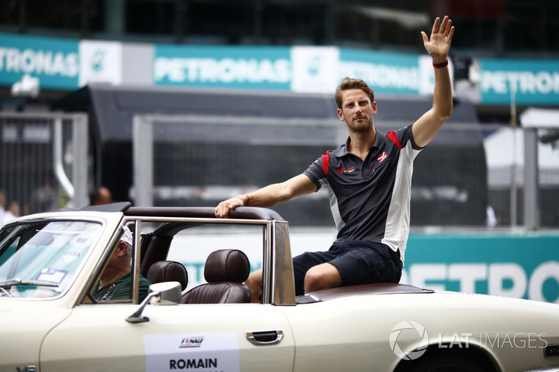 Romain Grosjean, Haas F1 Team VF-17, Triumph TR pilotlar geçit töreni