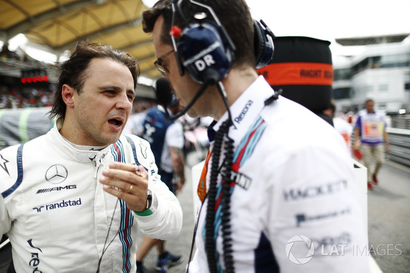 Felipe Massa, Williams, talks to an engineer