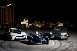 Sam Bird, DS Virgin Racing, parcheggia tra la BMW i8 safety-car e la Jaguar I-Pace SUV