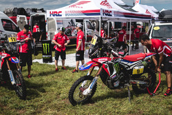 De motoren van #11 Monster Energy Honda Team: Joan Barreda Bort en #9 Monster Energy Honda Team: Ricky Brabec