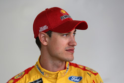 Joey Logano, Team Penske Ford, en el garaje
