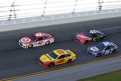 Joey Logano, Team Penske, Ford; Kyle Larson, Chip Ganassi Racing, Chevrolet; Kurt Busch, Stewart-Haa