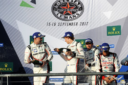 Podium: vainqueurs Timo Bernhard, Earl Bamber, Brendon Hartley, Porsche Team, deuxième place Neel Jani, Andre Lotterer, Nick Tandy, Porsche Team
