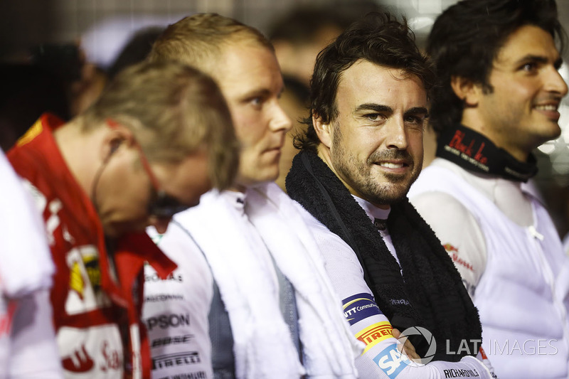 Fernando Alonso, McLaren, durante el himno