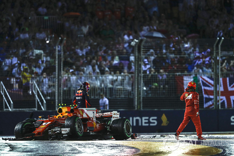 Kimi Raikkonen, Ferrari SF70H, Max Verstappen, Red Bull Racing RB13, escono dall'abitacolo delle loro monoposto danneggiate