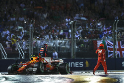 Kimi Raikkonen, Ferrari SF70H, Max Verstappen, Red Bull Racing RB13, salen de sus autos después del choque