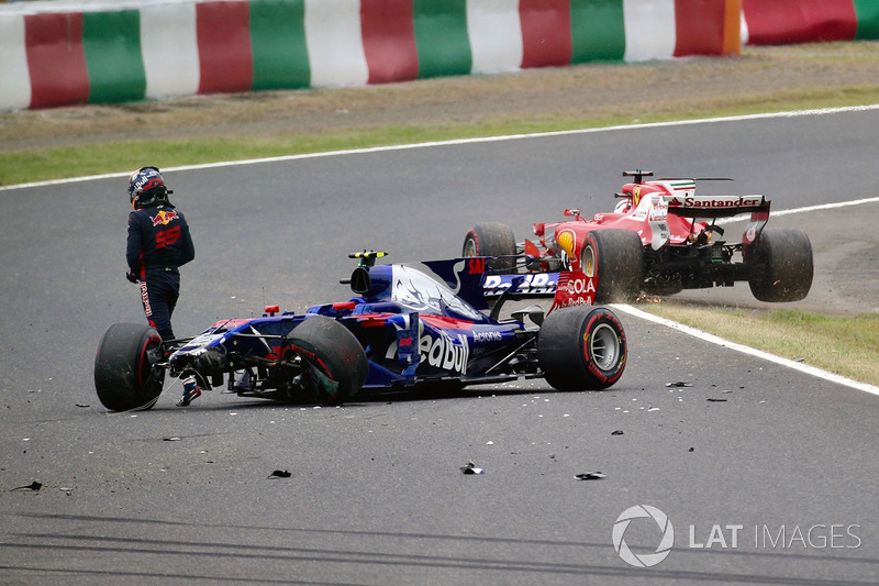 Carlos Sainz Jr., Scuderia Toro Rosso STR12 crashes