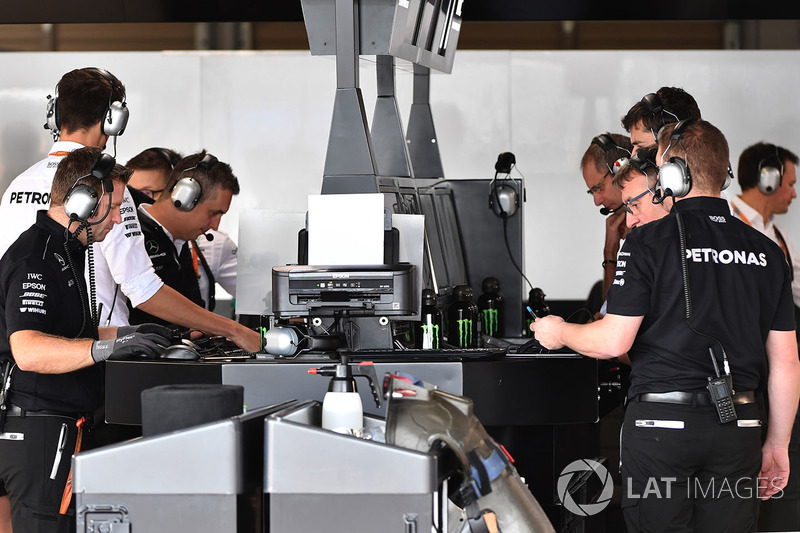 Mercedes AMG F1 engineers