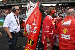 Jo Bauer, FIA Technical Delegate watches Ferrari mechanics around the car of Kimi Raikkonen, Ferrari SF70H