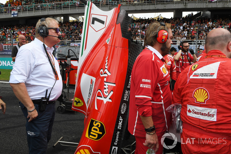 Jo Bauer, perwakilan teknis FIA, melihat proses perbaikan mobil SF70-H Raikkonen