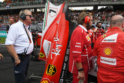 Jo Bauer, FIA Technical Delegate watches Ferrari mechanics around the car of Kimi Raikkonen, Ferrari SF70H
