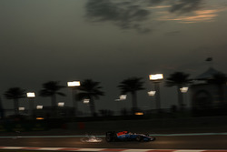 Pascal Wehrlein, Manor Racing MRT05 envoie des étincelles dans les airs