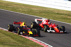 Max Verstappen, Red Bull Racing RB13, battles with Kimi Raikkonen, Ferrari SF70H, after his pit stop