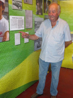 Angelo Parrilla, fondatore DAP, indica una foto di Ayrton Senna