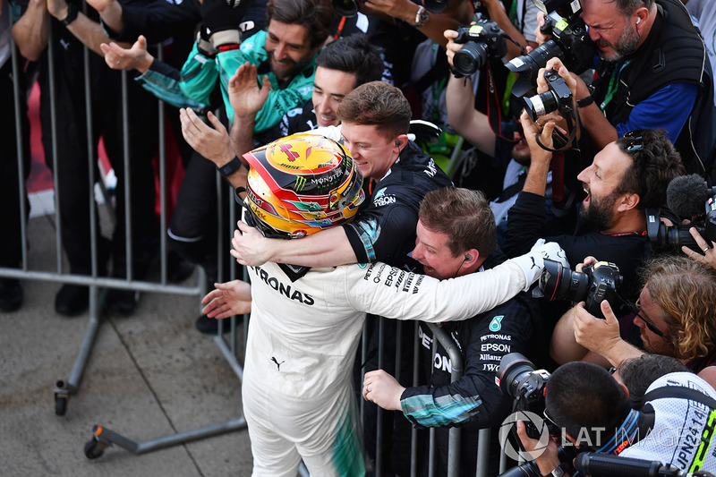 Lewis Hamilton, Mercedes AMG F1 festeggia nel parco chiuso