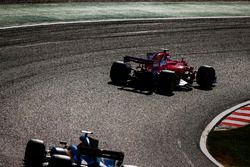 Kimi Raikkonen, Ferrari SF70H, Nico Hulkenberg, Renault Sport F1 Team RS17