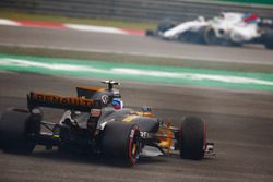 Jolyon Palmer, Renault Sport F1 Team RS17, gira por delante de  Felipe Massa, Williams FW40