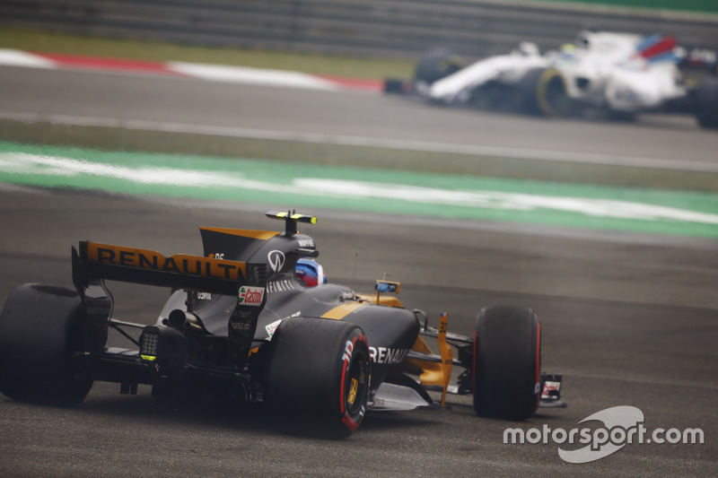 Jolyon Palmer foi mais uma vítima das condições traiçoeiras da pista no começo da corrida.