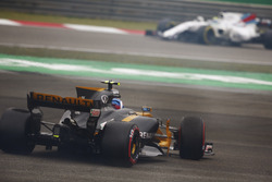 Jolyon Palmer, Renault Sport F1 Team RS17, spins off on slick tyres, ahead of Felipe Massa, Williams FW40