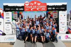 Winnaars Thierry Neuville, Nicolas Gilsoul, Hyundai i20 Coupe WRC, Hyundai Motorsport met het team