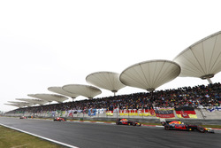 Daniel Ricciardo, Red Bull Racing RB13, Max Verstappen, Red Bull Racing RB13 y Kimi Raikkonen, Ferra